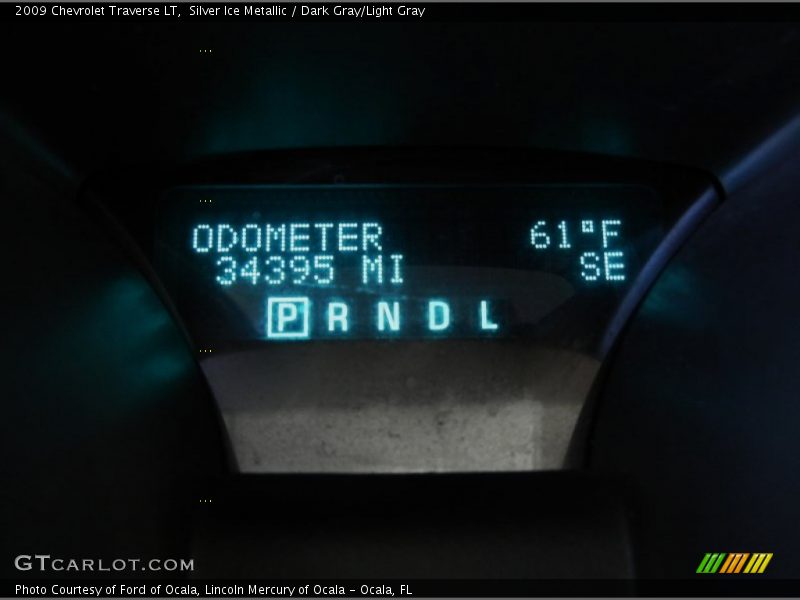 Silver Ice Metallic / Dark Gray/Light Gray 2009 Chevrolet Traverse LT