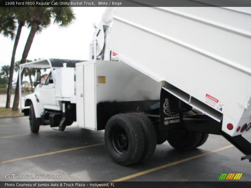White / Beige 1998 Ford F800 Regular Cab Utility Bucket Truck
