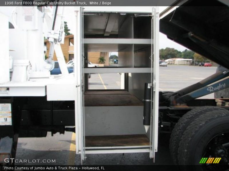 White / Beige 1998 Ford F800 Regular Cab Utility Bucket Truck