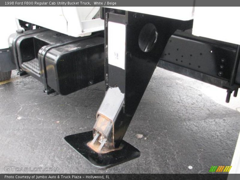 White / Beige 1998 Ford F800 Regular Cab Utility Bucket Truck