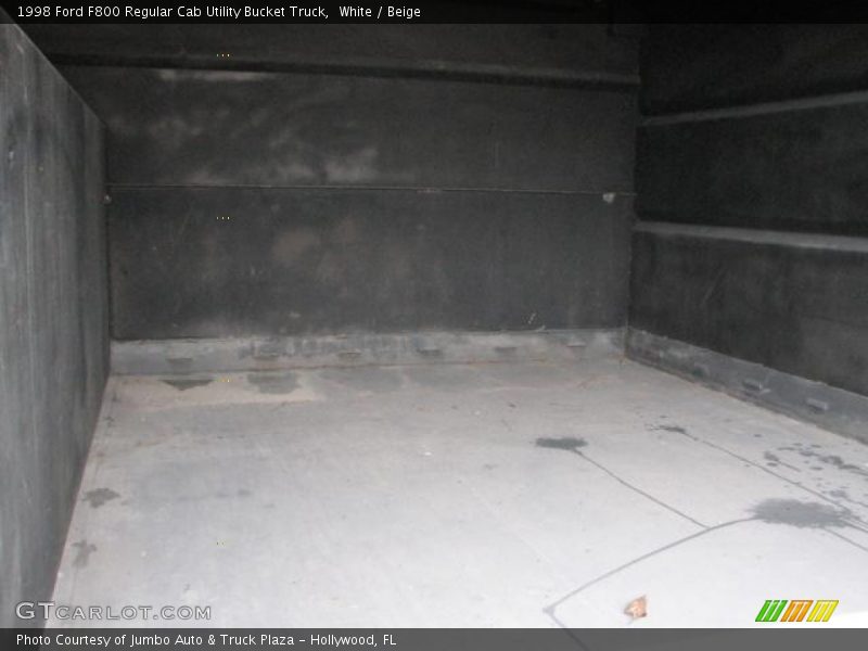 White / Beige 1998 Ford F800 Regular Cab Utility Bucket Truck