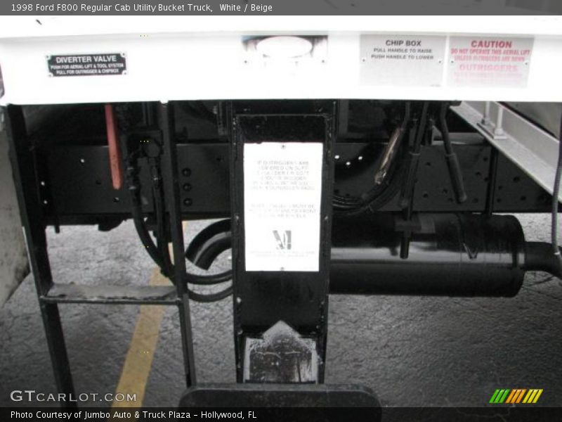White / Beige 1998 Ford F800 Regular Cab Utility Bucket Truck