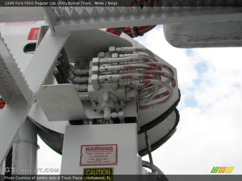 White / Beige 1998 Ford F800 Regular Cab Utility Bucket Truck