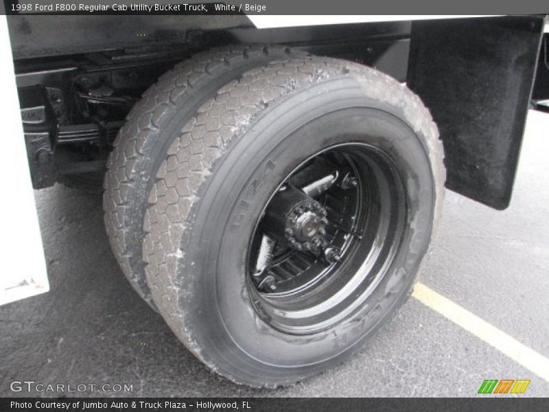  1998 F800 Regular Cab Utility Bucket Truck Wheel