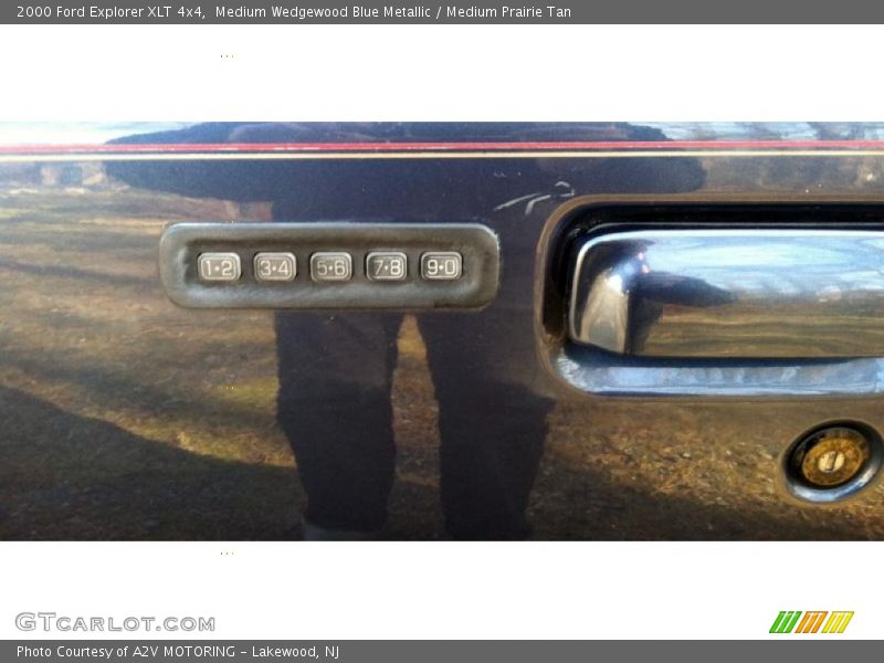 Medium Wedgewood Blue Metallic / Medium Prairie Tan 2000 Ford Explorer XLT 4x4