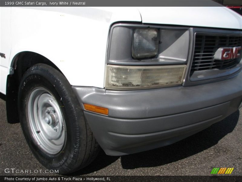 Ivory White / Neutral 1999 GMC Safari Cargo