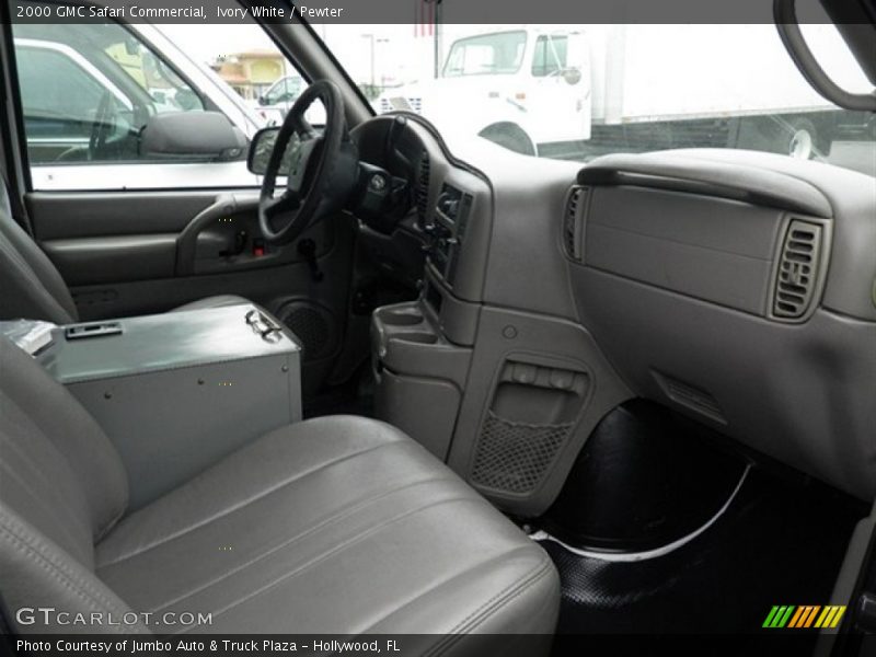 Dashboard of 2000 Safari Commercial