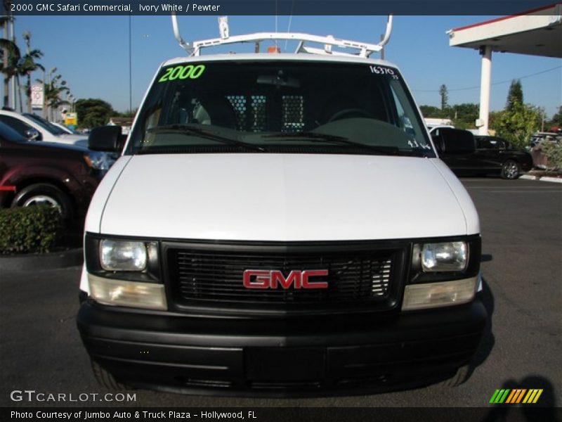 Ivory White / Pewter 2000 GMC Safari Commercial