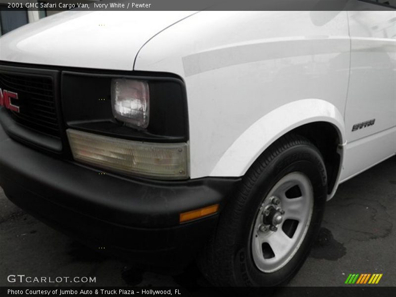 Ivory White / Pewter 2001 GMC Safari Cargo Van
