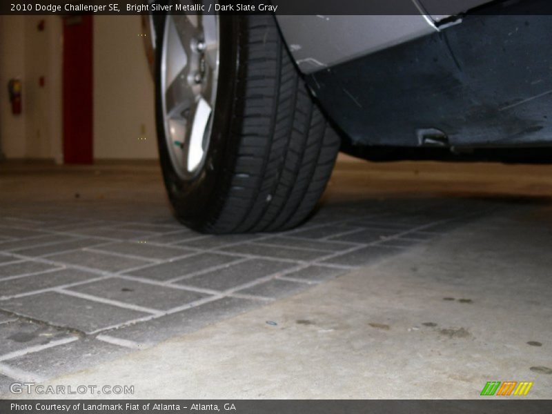 Bright Silver Metallic / Dark Slate Gray 2010 Dodge Challenger SE