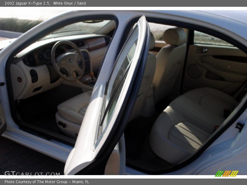 White Onyx / Sand 2002 Jaguar X-Type 2.5