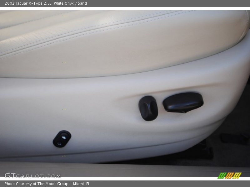 White Onyx / Sand 2002 Jaguar X-Type 2.5