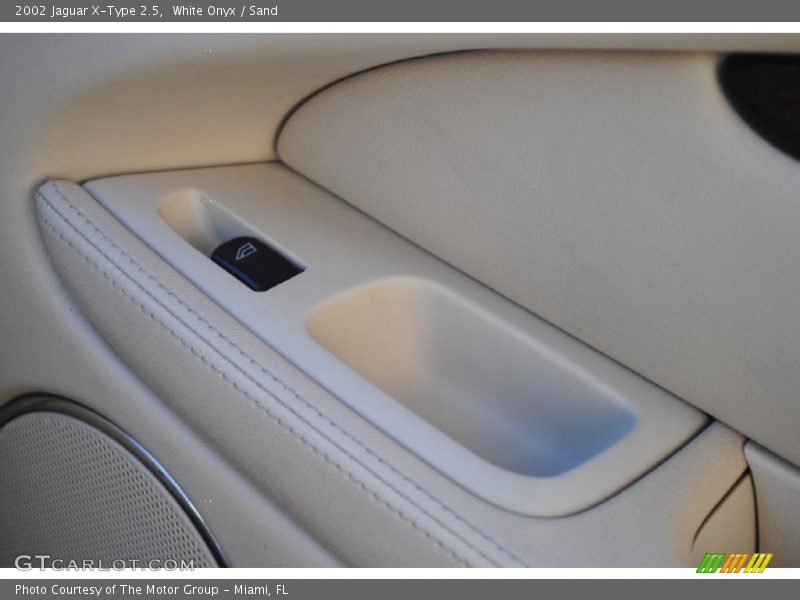 White Onyx / Sand 2002 Jaguar X-Type 2.5