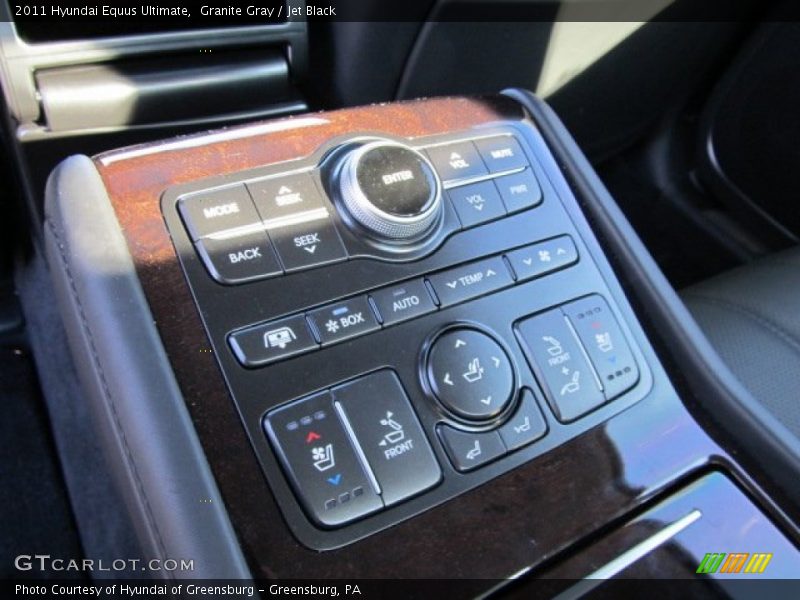 Ultimate rear seat controls - 2011 Hyundai Equus Ultimate