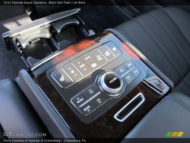 Singature rear seat controls - 2011 Hyundai Equus Signature