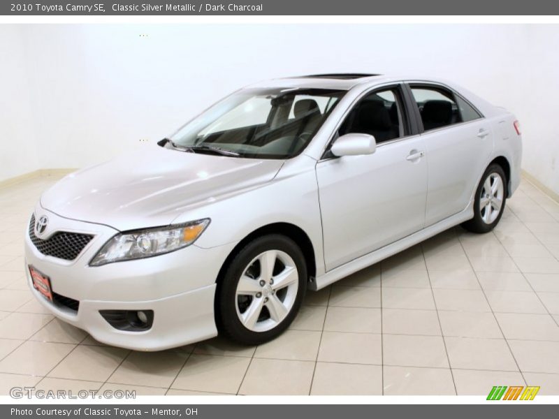 Front 3/4 View of 2010 Camry SE