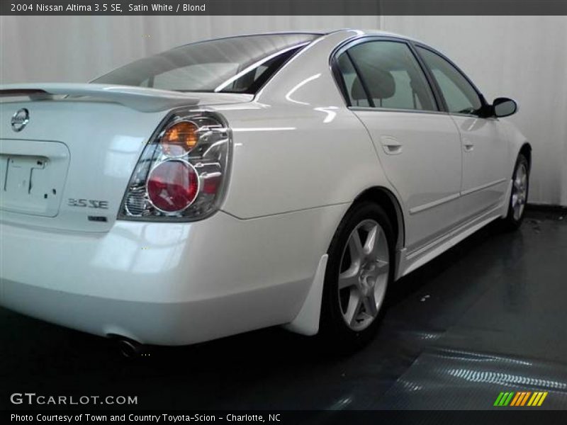 Satin White / Blond 2004 Nissan Altima 3.5 SE