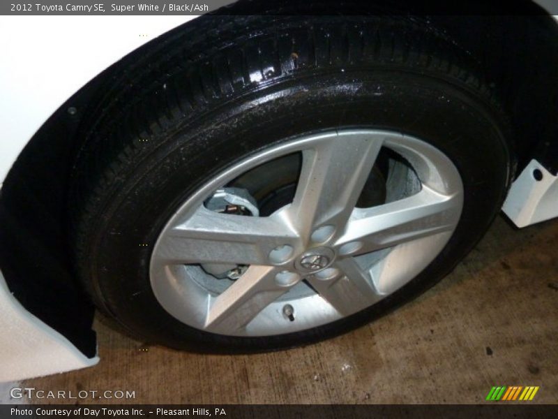 Super White / Black/Ash 2012 Toyota Camry SE