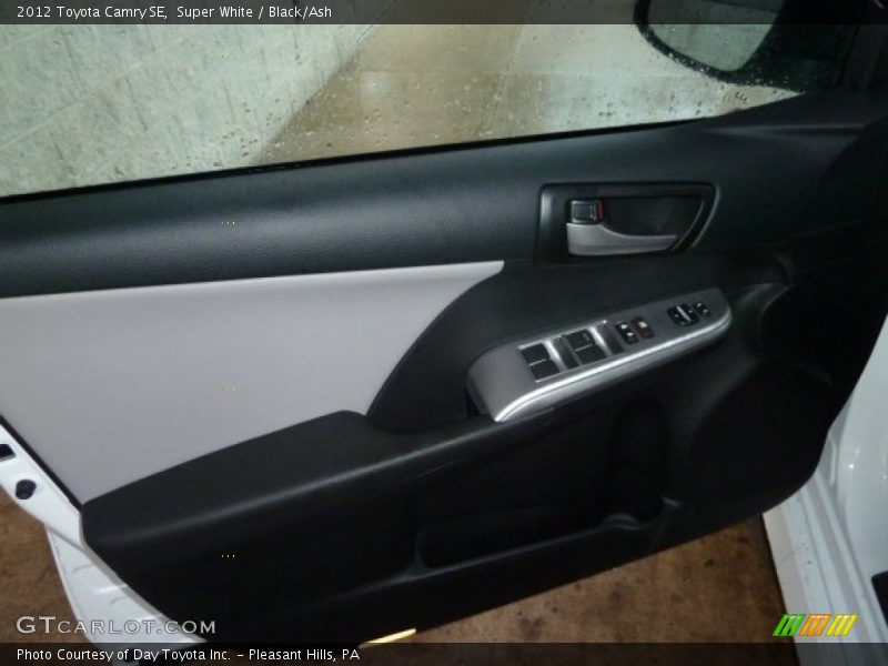 Super White / Black/Ash 2012 Toyota Camry SE