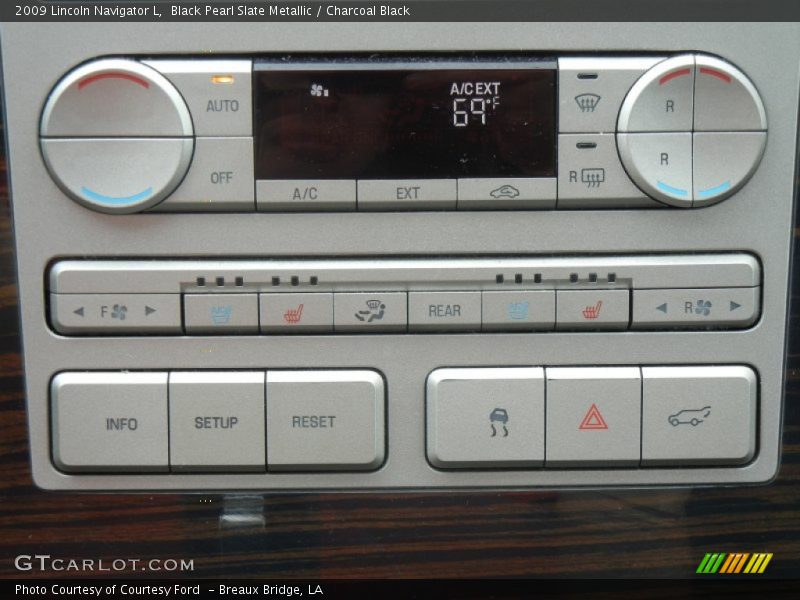 Controls of 2009 Navigator L