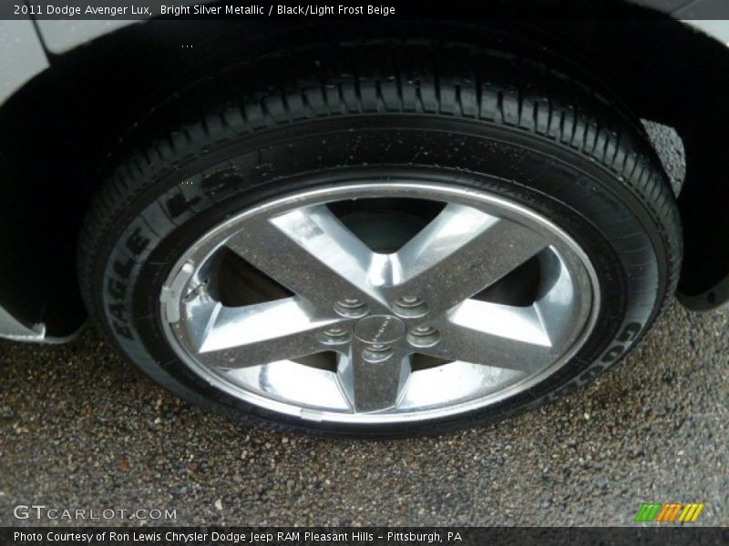 Bright Silver Metallic / Black/Light Frost Beige 2011 Dodge Avenger Lux