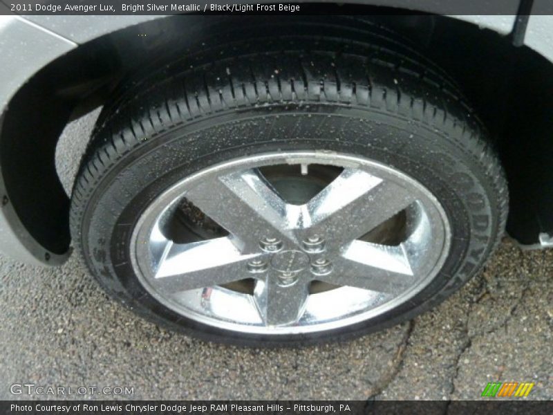 Bright Silver Metallic / Black/Light Frost Beige 2011 Dodge Avenger Lux