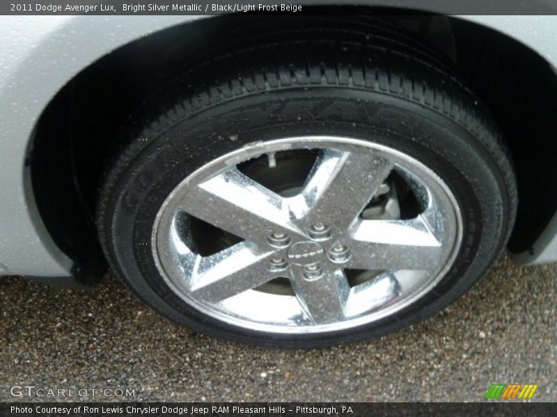 Bright Silver Metallic / Black/Light Frost Beige 2011 Dodge Avenger Lux