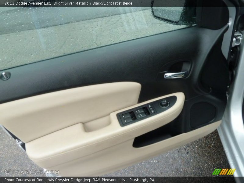 Bright Silver Metallic / Black/Light Frost Beige 2011 Dodge Avenger Lux