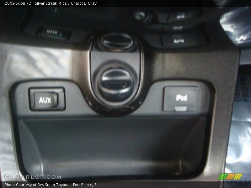 Silver Streak Mica / Charcoal Gray 2009 Scion xD