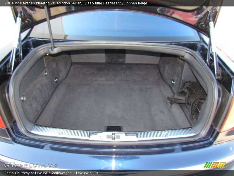  2004 Phaeton V8 4Motion Sedan Trunk