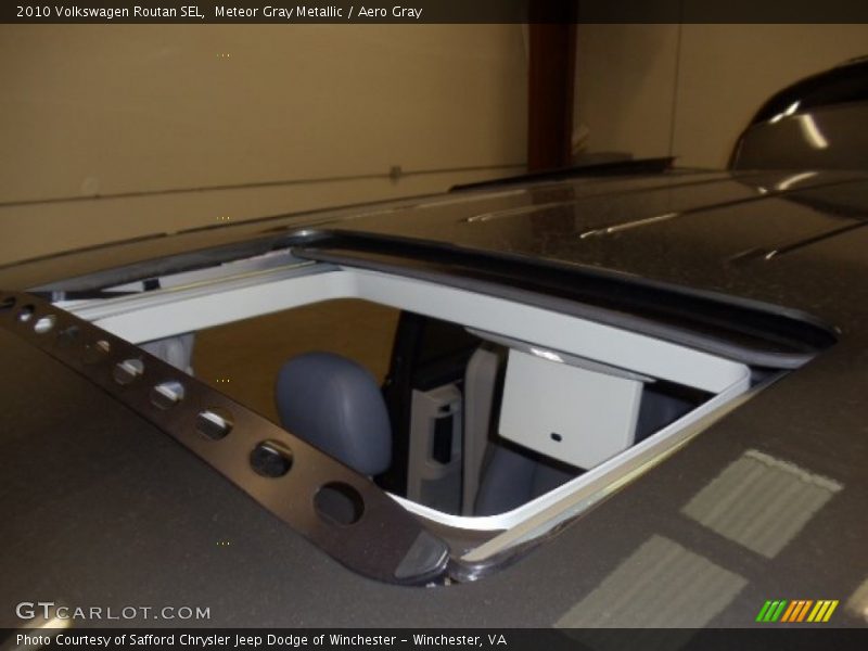 Meteor Gray Metallic / Aero Gray 2010 Volkswagen Routan SEL