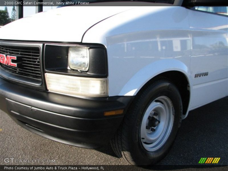 Ivory White / Pewter 2000 GMC Safari Commercial