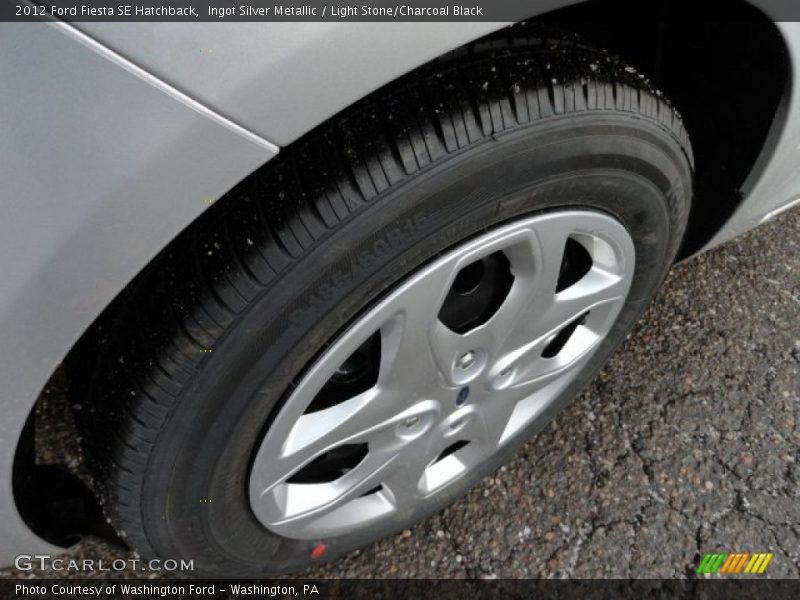 Ingot Silver Metallic / Light Stone/Charcoal Black 2012 Ford Fiesta SE Hatchback