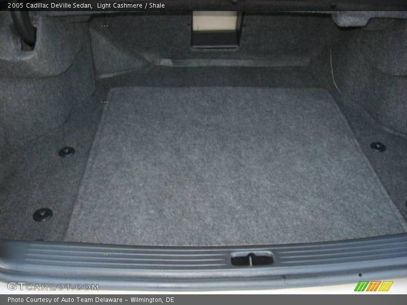 Light Cashmere / Shale 2005 Cadillac DeVille Sedan