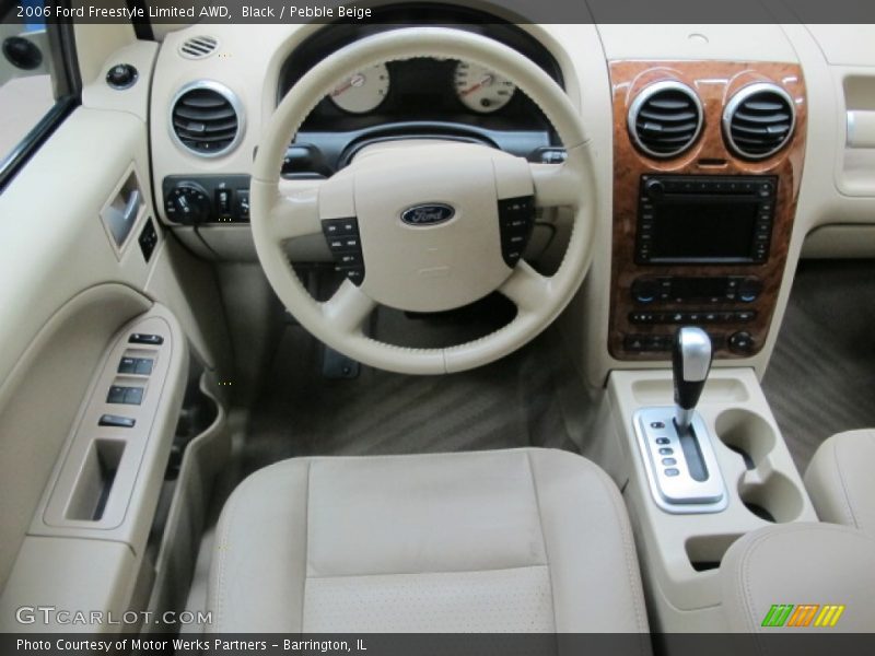 Dashboard of 2006 Freestyle Limited AWD