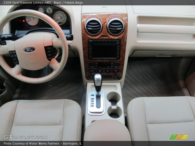 Dashboard of 2006 Freestyle Limited AWD