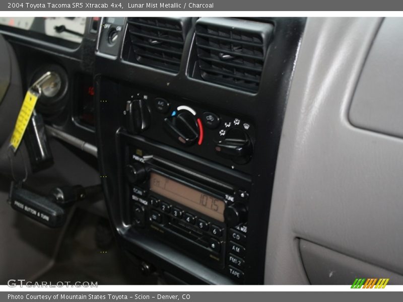 Lunar Mist Metallic / Charcoal 2004 Toyota Tacoma SR5 Xtracab 4x4