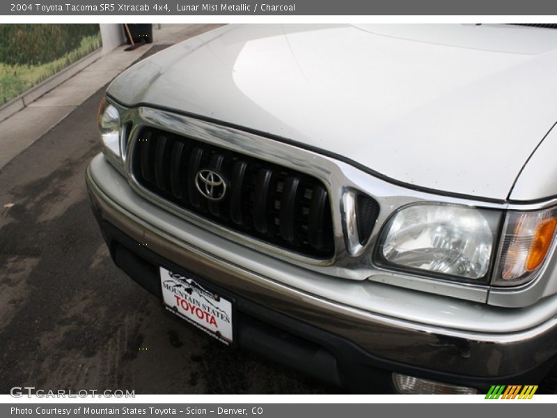 Lunar Mist Metallic / Charcoal 2004 Toyota Tacoma SR5 Xtracab 4x4