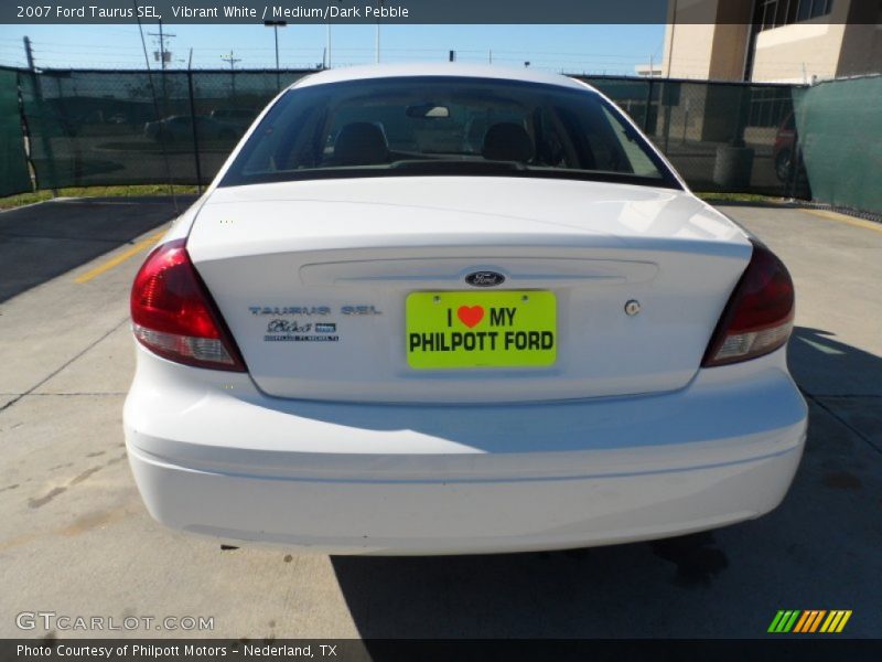 Vibrant White / Medium/Dark Pebble 2007 Ford Taurus SEL