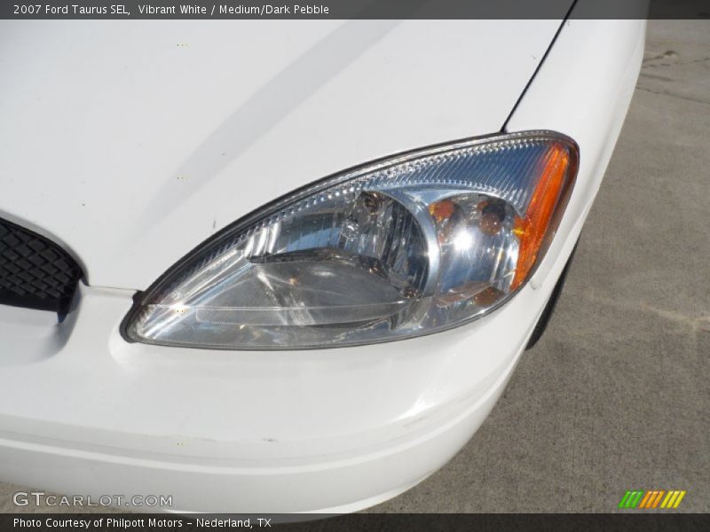Vibrant White / Medium/Dark Pebble 2007 Ford Taurus SEL