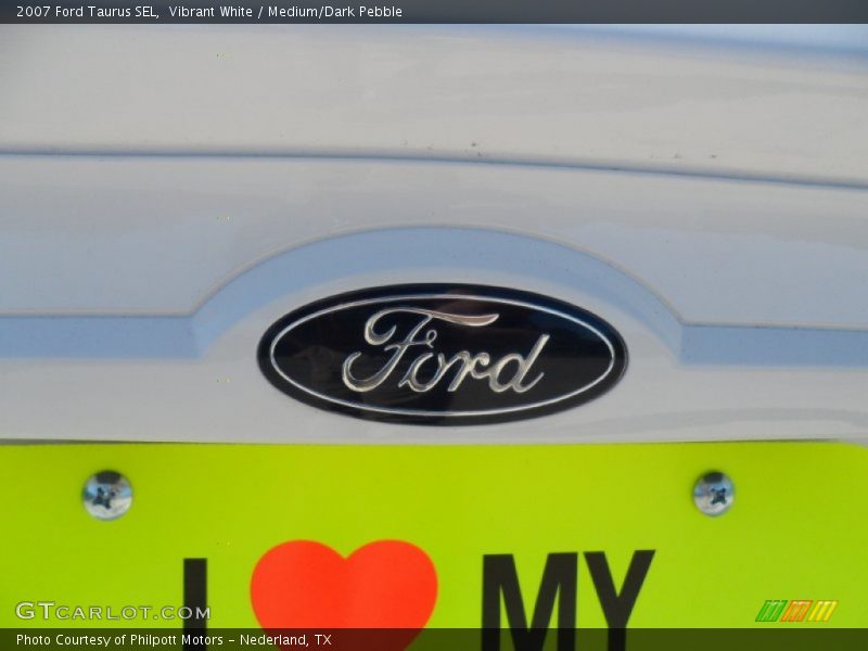Vibrant White / Medium/Dark Pebble 2007 Ford Taurus SEL