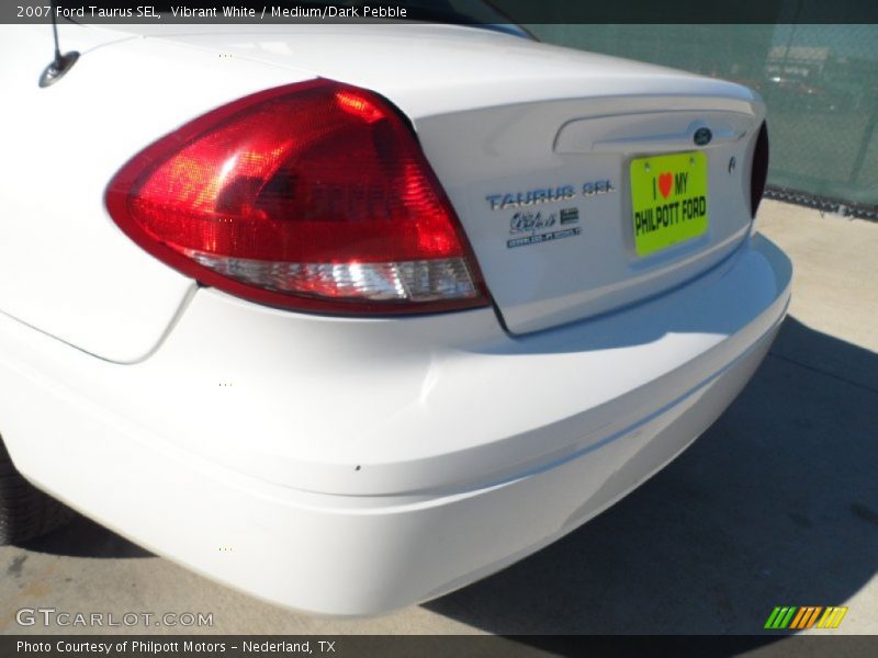 Vibrant White / Medium/Dark Pebble 2007 Ford Taurus SEL