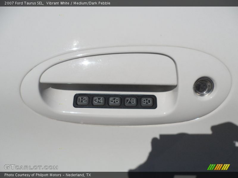 Vibrant White / Medium/Dark Pebble 2007 Ford Taurus SEL
