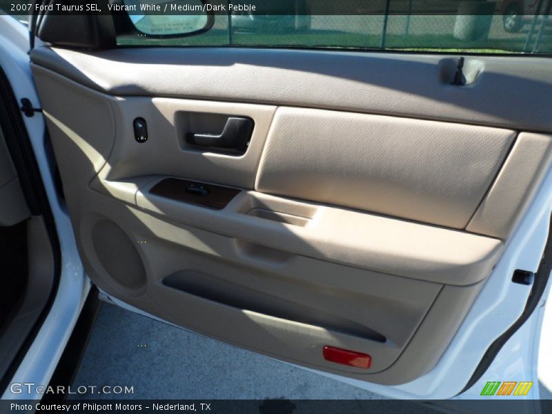 Vibrant White / Medium/Dark Pebble 2007 Ford Taurus SEL