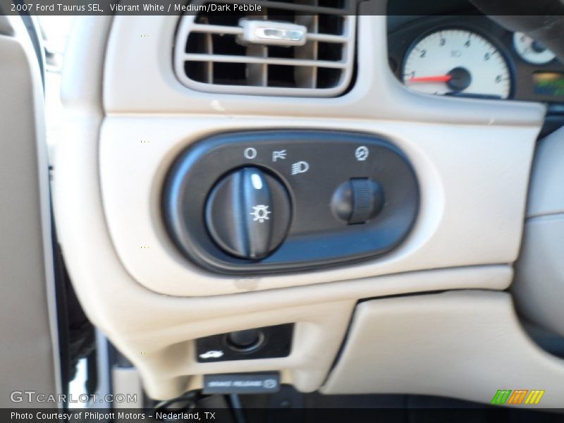 Vibrant White / Medium/Dark Pebble 2007 Ford Taurus SEL