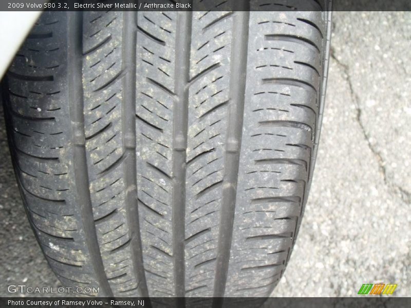 Electric Silver Metallic / Anthracite Black 2009 Volvo S80 3.2