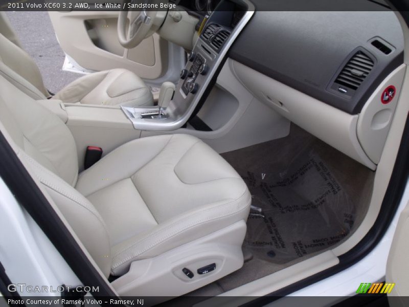 Ice White / Sandstone Beige 2011 Volvo XC60 3.2 AWD