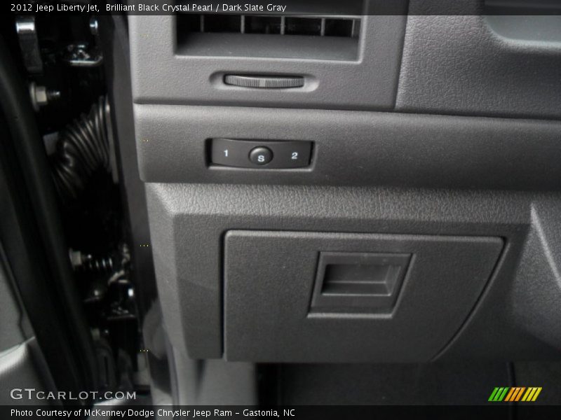 Brilliant Black Crystal Pearl / Dark Slate Gray 2012 Jeep Liberty Jet