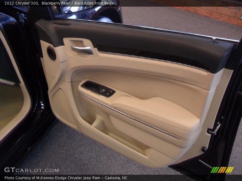 Blackberry Pearl / Black/Light Frost Beige 2012 Chrysler 300