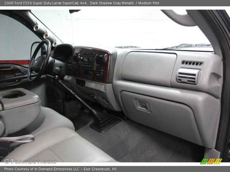 Dashboard of 2006 F250 Super Duty Lariat SuperCab 4x4